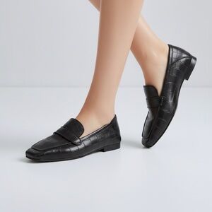 Vince Camuto Landerina Croc-Embossed Leather Loafers | Black | Size 5M (35)